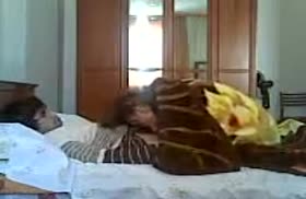 Бойкая жена классно дрючится с мужем под одеялом